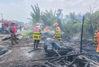 Kebakaran hebat menghabiskan sebuah rumah non permanen yang juga tempat pengepul barang bekas, di Jalan Lingkar Timur II, Kota Jambi, Minggu siang.(poto: infojambi.com).