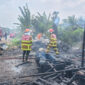 Kebakaran hebat menghabiskan sebuah rumah non permanen yang juga tempat pengepul barang bekas, di Jalan Lingkar Timur II, Kota Jambi, Minggu siang.(poto: infojambi.com).