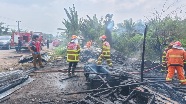 Kebakaran hebat menghabiskan sebuah rumah non permanen yang juga tempat pengepul barang bekas, di Jalan Lingkar Timur II, Kota Jambi, Minggu siang.(poto: infojambi.com).