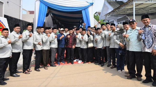 Serah terima manfaat program Kampung Bahagia tahap I, sekaligus syukuran bersama masyarakat RT 38 Simpang III Sipin.(poto: infojambi.com).