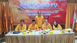 Ketua DPC Hanura Muaro Jambi, Ahmaddani Kusumah (berdiri).(poto: infojambi.com).