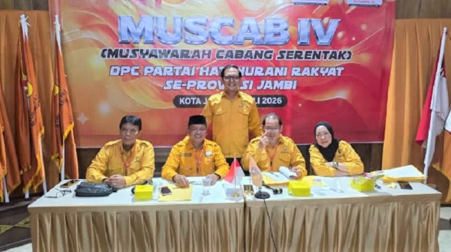 Ketua DPC Hanura Muaro Jambi, Ahmaddani Kusumah (berdiri).(poto: infojambi.com).