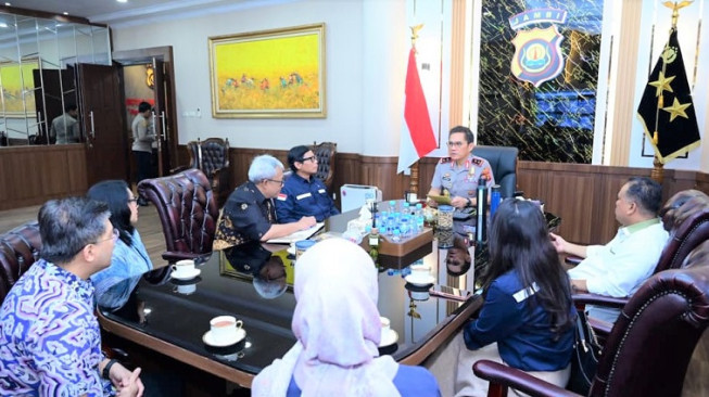 Kapolda Jambi, Irjen Pol Krisno Halomoan Siregar, menerima kunjungan kerja jajaran SKK Migas dan PetroChina International Jabung, Senin.(poto: infojambi.com).