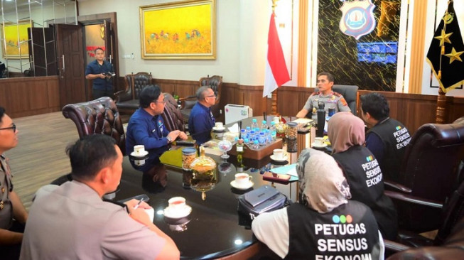 Kapolda Jambi, Irjen Pol Krisno Halomoan Siregar, menerima audiensi Badan Pusat Statistik (BPS) Provinsi Jambi, di ruang kerjanya, Senin.(poto: infojambi.com).