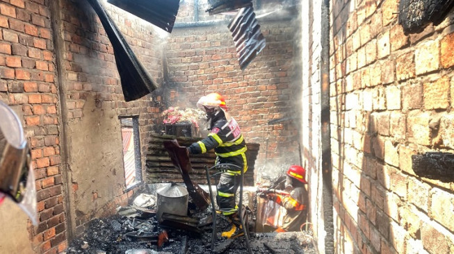 Kebakaran di kawasan padat penduduk, Selasa (14/7/2026). Amukan api menghanguskan bangunan di Jalan Otista, RT 03, Kelurahan Sulanjana, Jambi Timur.( poto: infojambi.com).