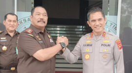 Kapolda Jambi, Krisno Halomoan Siregar, bersama Kepala Kejaksaan Tinggi Jambi, Sugeng Hariadi.(poto: infojambi.com).