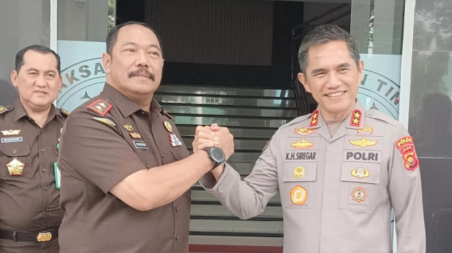 Kapolda Jambi, Krisno Halomoan Siregar, bersama Kepala Kejaksaan Tinggi Jambi, Sugeng Hariadi.(poto: infojambi.com).