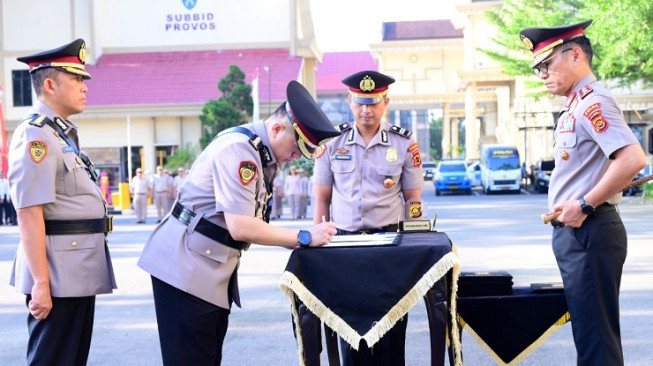 Serah terima jabatan sekaligus pengambilan sumpah jabatan sejumlah pejabat utama dan kapolres jajaran Polda Jambi, Jumat (17/7/2026).(poto: infojambi.com).