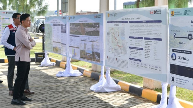 Wakil Presiden RI, Gibran Rakabuming Raka, meninjau jalan tol Betung – Jambi, di perbatasan Sumatra Selatan dan Jambi.(poto: infojambi.com).