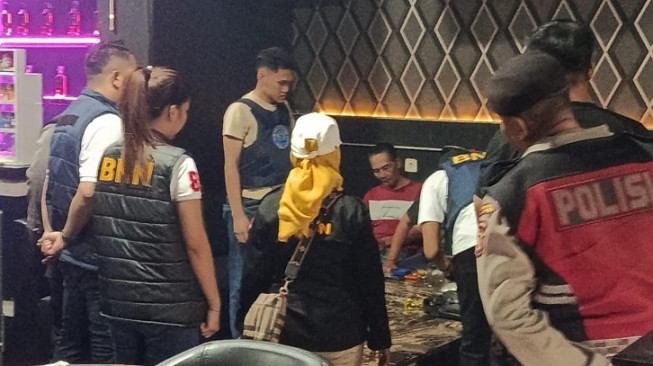 Satpol PP Kota Jambi menggelar razia ke sejumlah tempat hiburan malam, Jumat malam.(poto: infojambi.com).