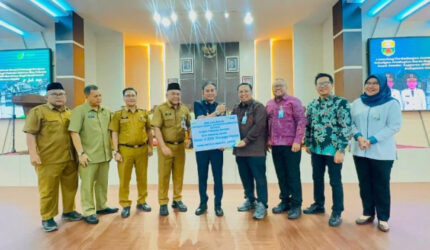 Pemkab Muaro Jambi menyalurkan perlindungan BPJS Ketenagakerjaan bagi 3.329 pekerja rentan dan sawit lewat DBH Sawit untuk cegah kemiskinan baru.