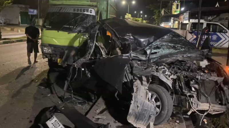 Mobil Xenia Ringsek Ditabrak Truk Batu Bara di Muara Bulian, Sopir Truk Diperiksa Polisi.(poto: jambitv.co).