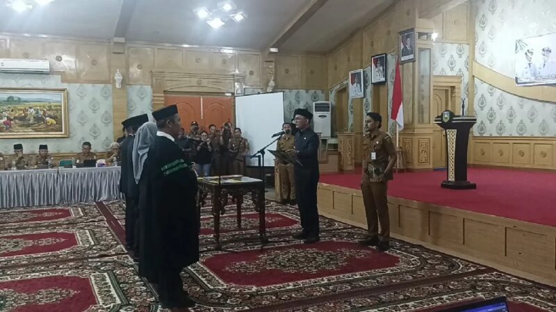 Bupati Sarolangun Hurmin memimpin agenda pelantikan pejabat Pemkab Sarolangun bertempat di Ruang Pola Kantor Bupati Sarolangun pada Selasa, 28 Juli 2026.(poto: jambiekspres).