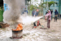 Antusiasme peserta mengikuti latihan memadamkan api menggunakan APAR yang dipandu oleh tim Dinas Damkar Kota Jambi.(poto: infojambi.com).