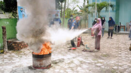 Antusiasme peserta mengikuti latihan memadamkan api menggunakan APAR yang dipandu oleh tim Dinas Damkar Kota Jambi.(poto: infojambi.com).