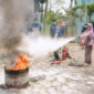 Antusiasme peserta mengikuti latihan memadamkan api menggunakan APAR yang dipandu oleh tim Dinas Damkar Kota Jambi.(poto: infojambi.com).