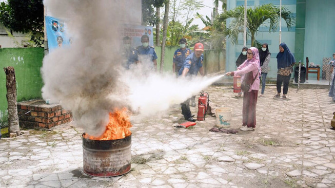 Antusiasme peserta mengikuti latihan memadamkan api menggunakan APAR yang dipandu oleh tim Dinas Damkar Kota Jambi.(poto: infojambi.com).
