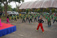 Sesi pemanasan dan zumba bersama penuh semangat di area panggung, menciptakan suasana energik dan kebersamaan sebelum memulai Fun Walk “Sehat Bersama” PEP Jambi.( poto: infojambi.com).