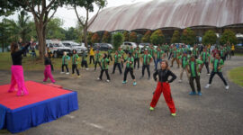 Sesi pemanasan dan zumba bersama penuh semangat di area panggung, menciptakan suasana energik dan kebersamaan sebelum memulai Fun Walk “Sehat Bersama” PEP Jambi.( poto: infojambi.com).