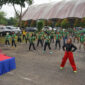 Sesi pemanasan dan zumba bersama penuh semangat di area panggung, menciptakan suasana energik dan kebersamaan sebelum memulai Fun Walk “Sehat Bersama” PEP Jambi.( poto: infojambi.com).