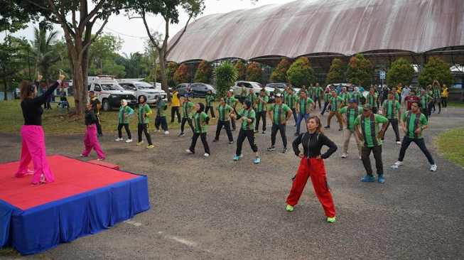 Sesi pemanasan dan zumba bersama penuh semangat di area panggung, menciptakan suasana energik dan kebersamaan sebelum memulai Fun Walk “Sehat Bersama” PEP Jambi.( poto: infojambi.com).