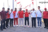 Gubernur Jambi Al Haris memimpin aksi pasang Bendera Merah Putih bersama Wakapolda Jambi Brigjen Pol K Yani Sudarto di kawasan Jembatan Gentala Arasy.(poto: ar/infojambi.com)