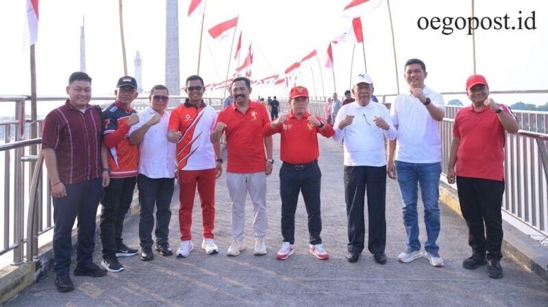 Gubernur Jambi Al Haris memimpin aksi pasang Bendera Merah Putih bersama Wakapolda Jambi Brigjen Pol K Yani Sudarto di kawasan Jembatan Gentala Arasy.(poto: ar/infojambi.com)