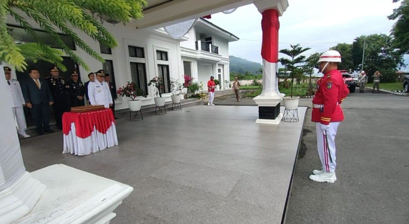Wali Kota Alfin memimpin penjemputan Duplikat Bendera Pusaka di Sungai Penuh untuk peringatan HUT ke-81 RI.(poto: istimewa).