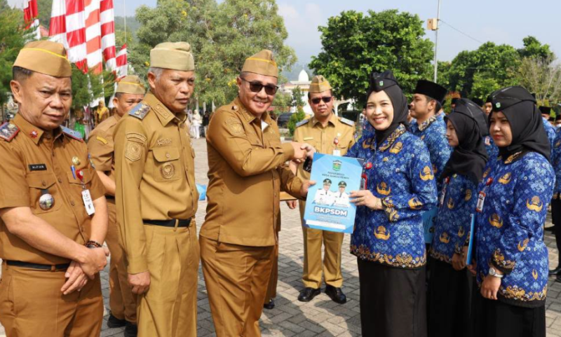 Pemerintah Kota Sungai Penuh resmi menyerahkan SK PNS Formasi 2024 kepada ratusan pegawai baru di lingkungan pemerintah daerah pada Senin (31/8).(poto: istimewa).