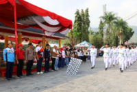 Wali Kota Sungai Penuh, Alfin, S.H., melepas peserta parade tepat dari garis start.(poto: seriusnews,id).