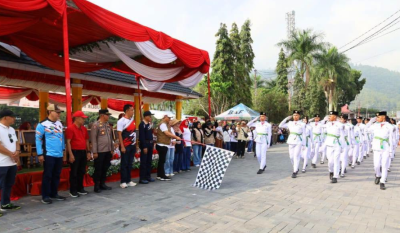 Wali Kota Sungai Penuh, Alfin, S.H., melepas peserta parade tepat dari garis start.(poto: seriusnews,id).