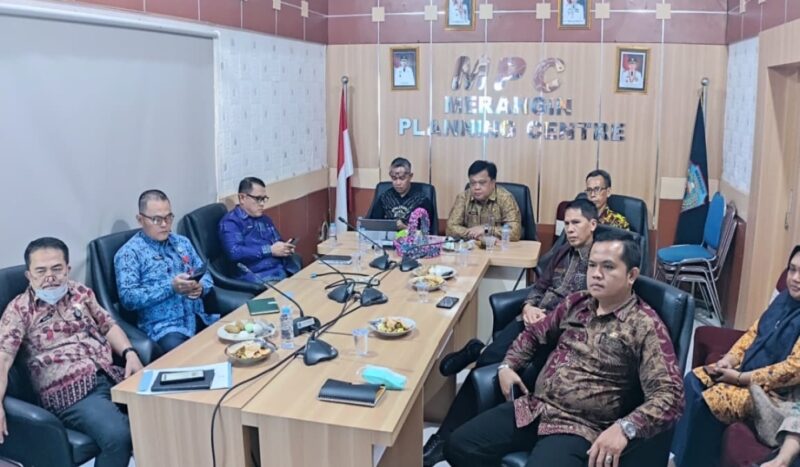 Sekretaris Daerah Merangin, Zulhifni, memimpin langsung rapat evaluasi pada Kamis (27/8).(poto: meranginkab.go.id).