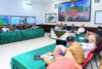 Kapolda Jambi Irjen Pol Krisno H Siregar mengikuti pengarahan Presiden Republik Indonesia mengenai penanganan Karhutla di Jambi melalui konferensi video.(poto: seriusnews.id).