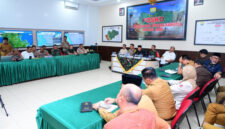 Kapolda Jambi Irjen Pol Krisno H Siregar mengikuti pengarahan Presiden Republik Indonesia mengenai penanganan Karhutla di Jambi melalui konferensi video.(poto: seriusnews.id).