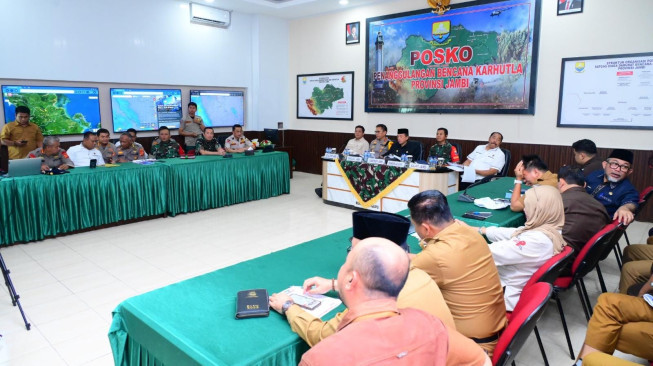 Kapolda Jambi Irjen Pol Krisno H Siregar mengikuti pengarahan Presiden Republik Indonesia mengenai penanganan Karhutla di Jambi melalui konferensi video.(poto: seriusnews.id).