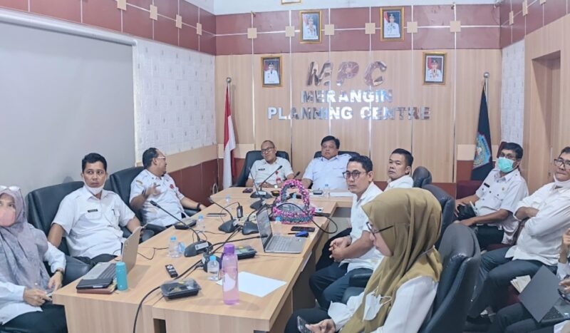 Pemerintah Kabupaten Merangin mengikuti Rapat Koordinasi Evaluasi Kinerja Program Prioritas Nasional secara virtual dari Media Center Bappeda pada hari Rabu tanggal 26 Agustus.(poto: meranginkab.go.id).
