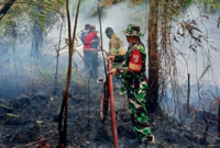 Babinsa Koramil 416-06/MB langsung bergerak cepat setelah menerima laporan kebakaran lahan sungai buluh pada Senin (24/8/2026).(poto: istimewa).