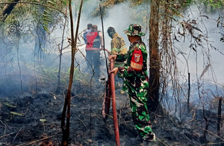 Babinsa Koramil 416-06/MB langsung bergerak cepat setelah menerima laporan kebakaran lahan sungai buluh pada Senin (24/8/2026).(poto: istimewa).