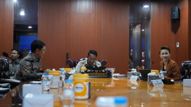 Jajaran Kepala Kantor Wilayah Kementerian Hukum Jambi mengikuti acara Town Hall Meeting Menteri Hukum Republik Indonesia secara daring.(poto: jamberita.com).