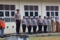 Kapolsek Muko Muko Bathin VII, Iptu M. Teguh Heriyanto, SH, saat menjadi pembina upacara di SMAN 14 Bungo.(poto: jambiprima.com).