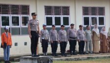 Kapolsek Muko Muko Bathin VII, Iptu M. Teguh Heriyanto, SH, saat menjadi pembina upacara di SMAN 14 Bungo.(poto: jambiprima.com).