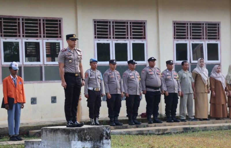 Kapolsek Muko Muko Bathin VII, Iptu M. Teguh Heriyanto, SH, saat menjadi pembina upacara di SMAN 14 Bungo.(poto: jambiprima.com).