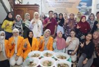 Tim dosen Universitas Jambi (UNJA) menggelar pelatihan olahan jamur tiram (Pleurotus ostreatus) bagi Kelompok Wanita Tani (KWT) Sipin Danau Sejahtera.(poto: jamberita.com).