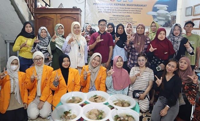 Tim dosen Universitas Jambi (UNJA) menggelar pelatihan olahan jamur tiram (Pleurotus ostreatus) bagi Kelompok Wanita Tani (KWT) Sipin Danau Sejahtera.(poto: jamberita.com).