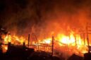 Kebakaran hebat menghanguskan dua rumah kayu di Kumpeh Ulu Jambi pada Minggu malam.(poto: jamberita.com).