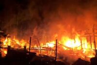 Kebakaran hebat menghanguskan dua rumah kayu di Kumpeh Ulu Jambi pada Minggu malam.(poto: jamberita.com).