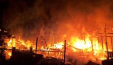Kebakaran hebat menghanguskan dua rumah kayu di Kumpeh Ulu Jambi pada Minggu malam.(poto: jamberita.com).