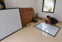 Personel Satgas TMMD Ke-129 Kodim 0416/Bungo Tebo (Bute) membuat white board di Langgar Al-Hikmah, Desa Tanjung Agung, Kecamatan Muko Muko Bathin VII, Kabupaten Bungo, Sabtu (1/8/2026).(poto: jambiprima.com).