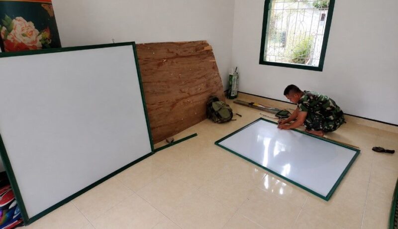 Personel Satgas TMMD Ke-129 Kodim 0416/Bungo Tebo (Bute) membuat white board di Langgar Al-Hikmah, Desa Tanjung Agung, Kecamatan Muko Muko Bathin VII, Kabupaten Bungo, Sabtu (1/8/2026).(poto: jambiprima.com).