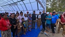 Gubernur NTB Lalu Muhamad Iqbal dan Gubernur NTT Emanuel Melkiades Laka Lena menyalurkan bantuan gempa Manggarai Timur secara langsung pada Kamis (20/8).(poto: istimewa).